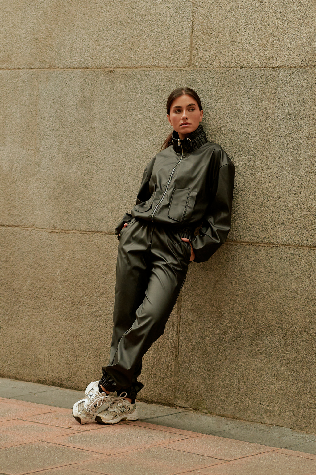 Pantalón jogger Acero tipo cuero