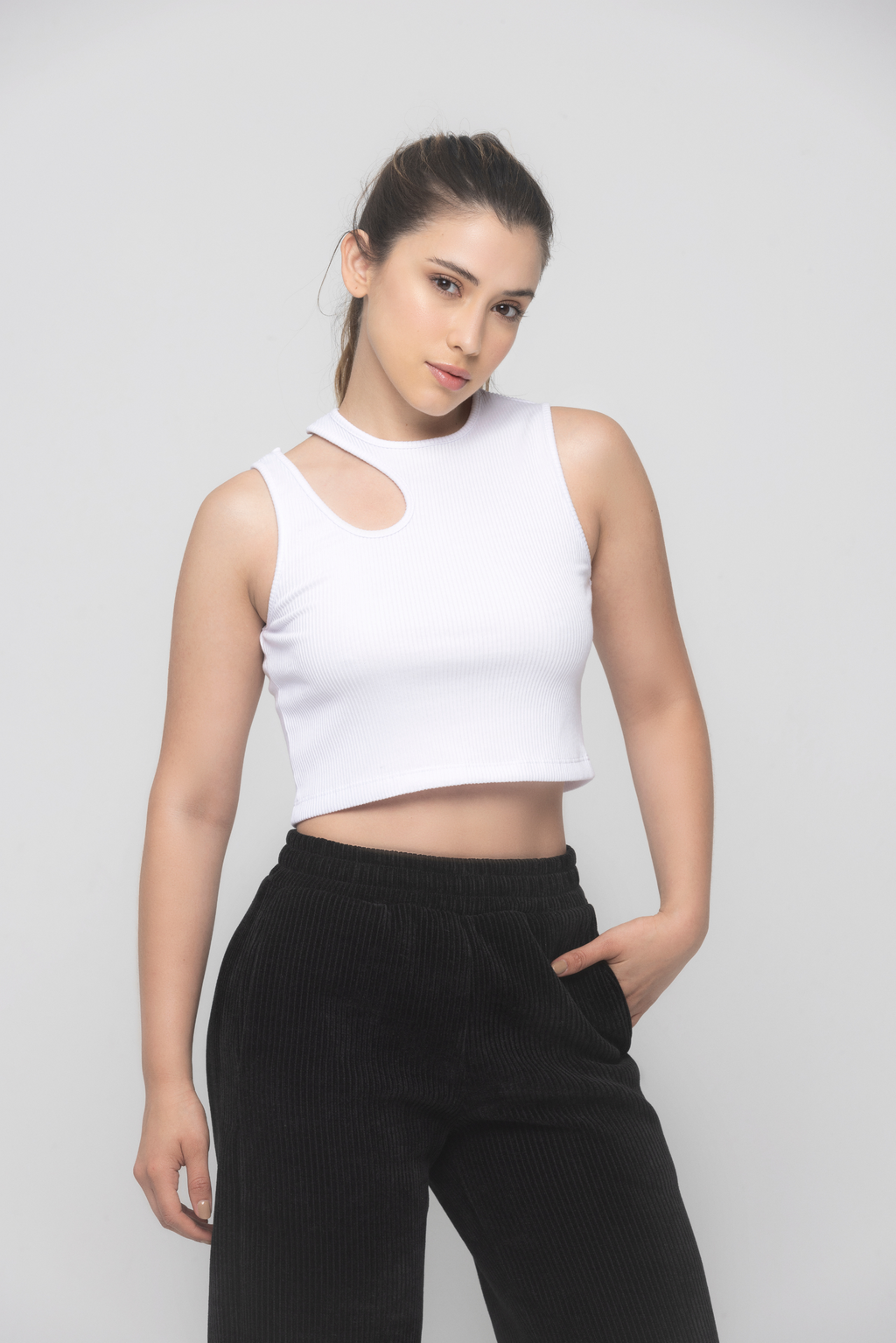 Crop top rib con detalle en hombro