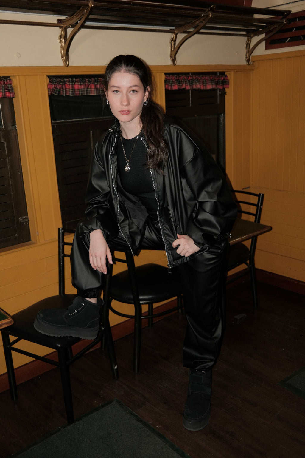 Pantalón jogger Acero tipo cuero