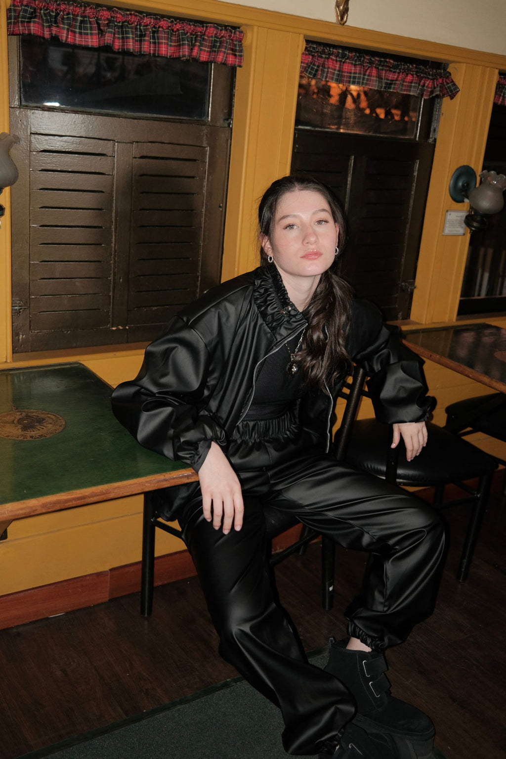 Pantalón jogger Acero tipo cuero