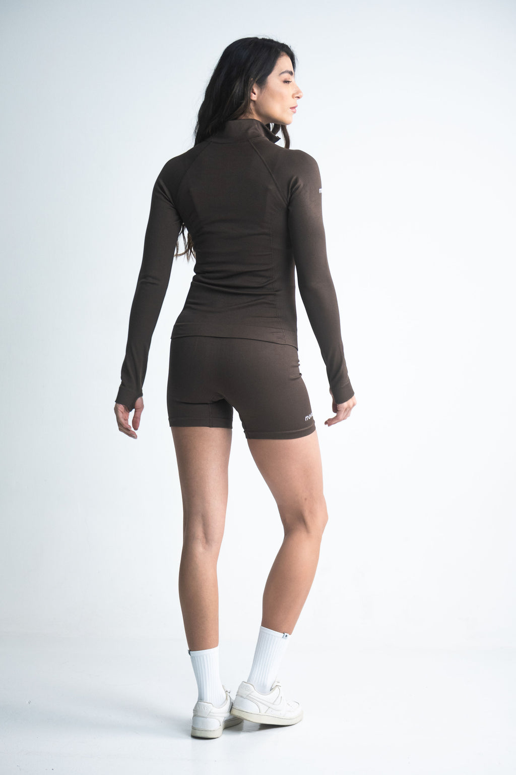 chaqueta deportiva en tela seamless color café para mujer