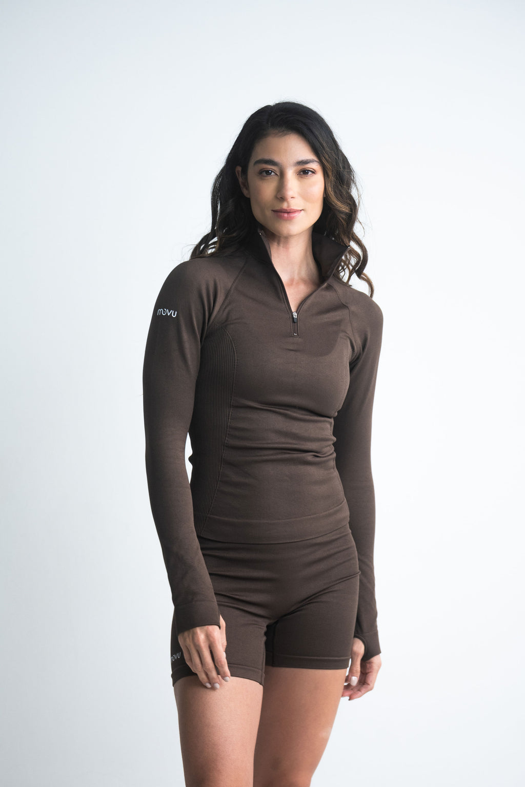 chaqueta deportiva en tela seamless color café para mujer