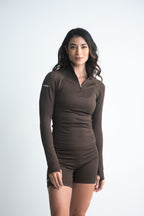 chaqueta deportiva en tela seamless color café para mujer