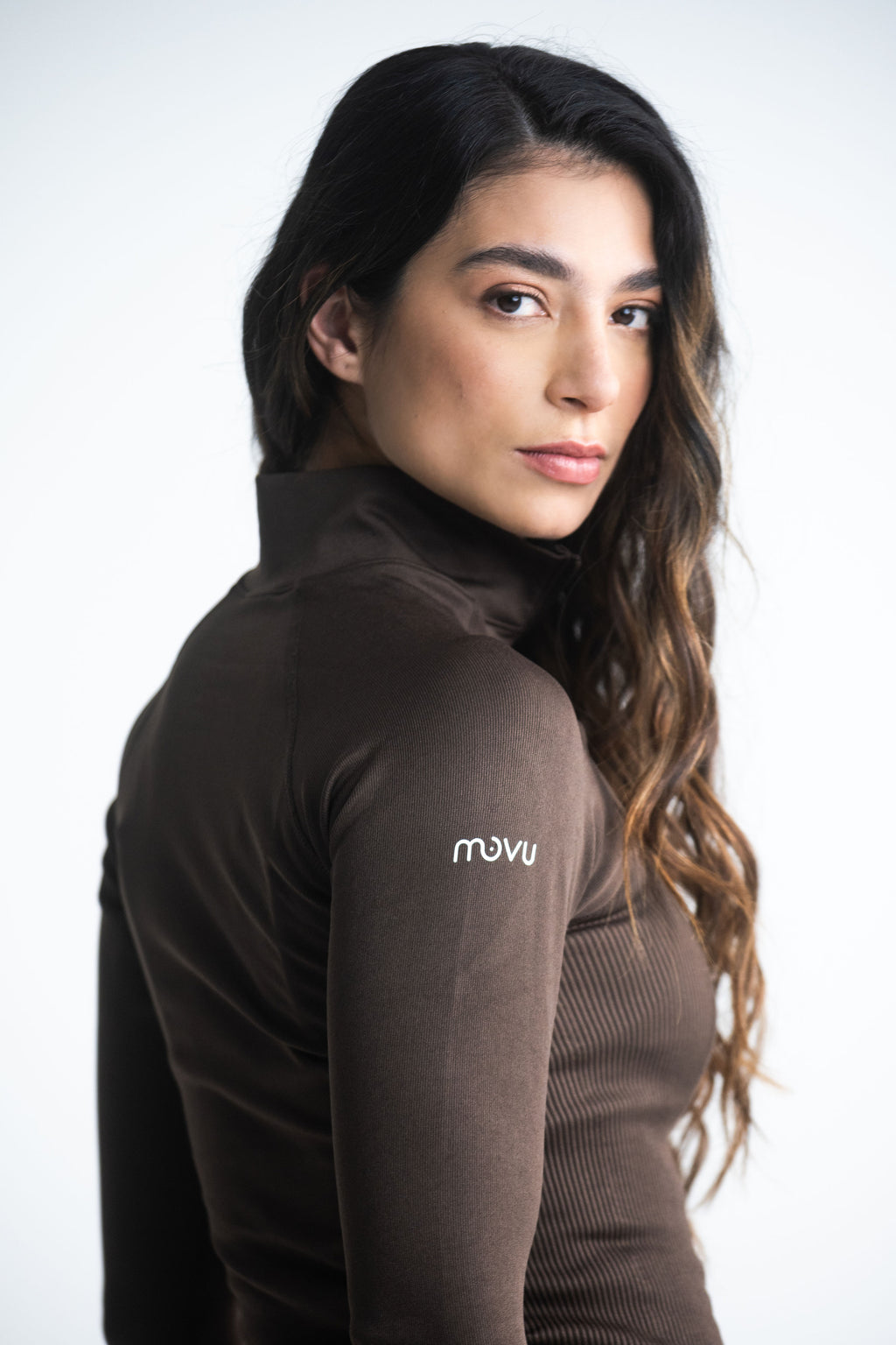 chaqueta deportiva en tela seamless color café para mujer