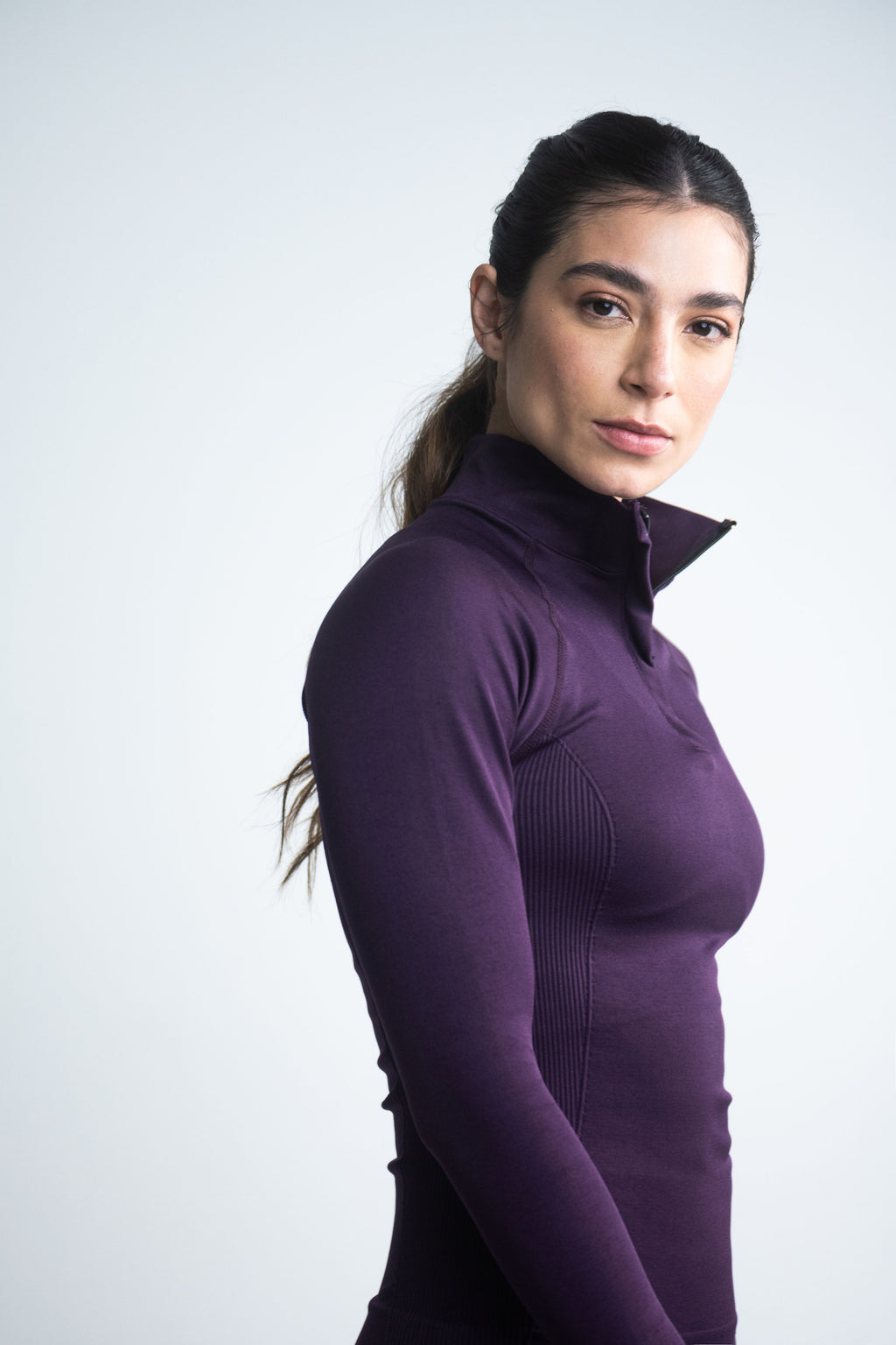 chaqueta deportiva en tela seamless color morado para mujer