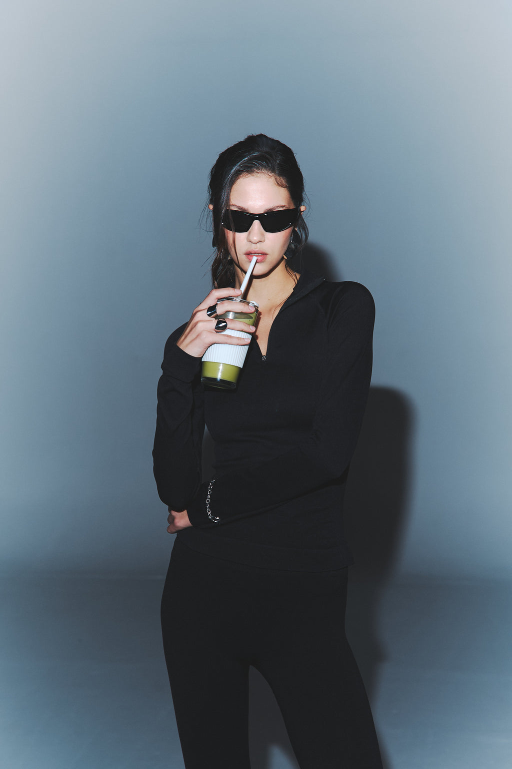 chaqueta deportiva en tela seamless color negro para mujer