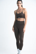 crop top deportivo para mujer de tela seamless en color café