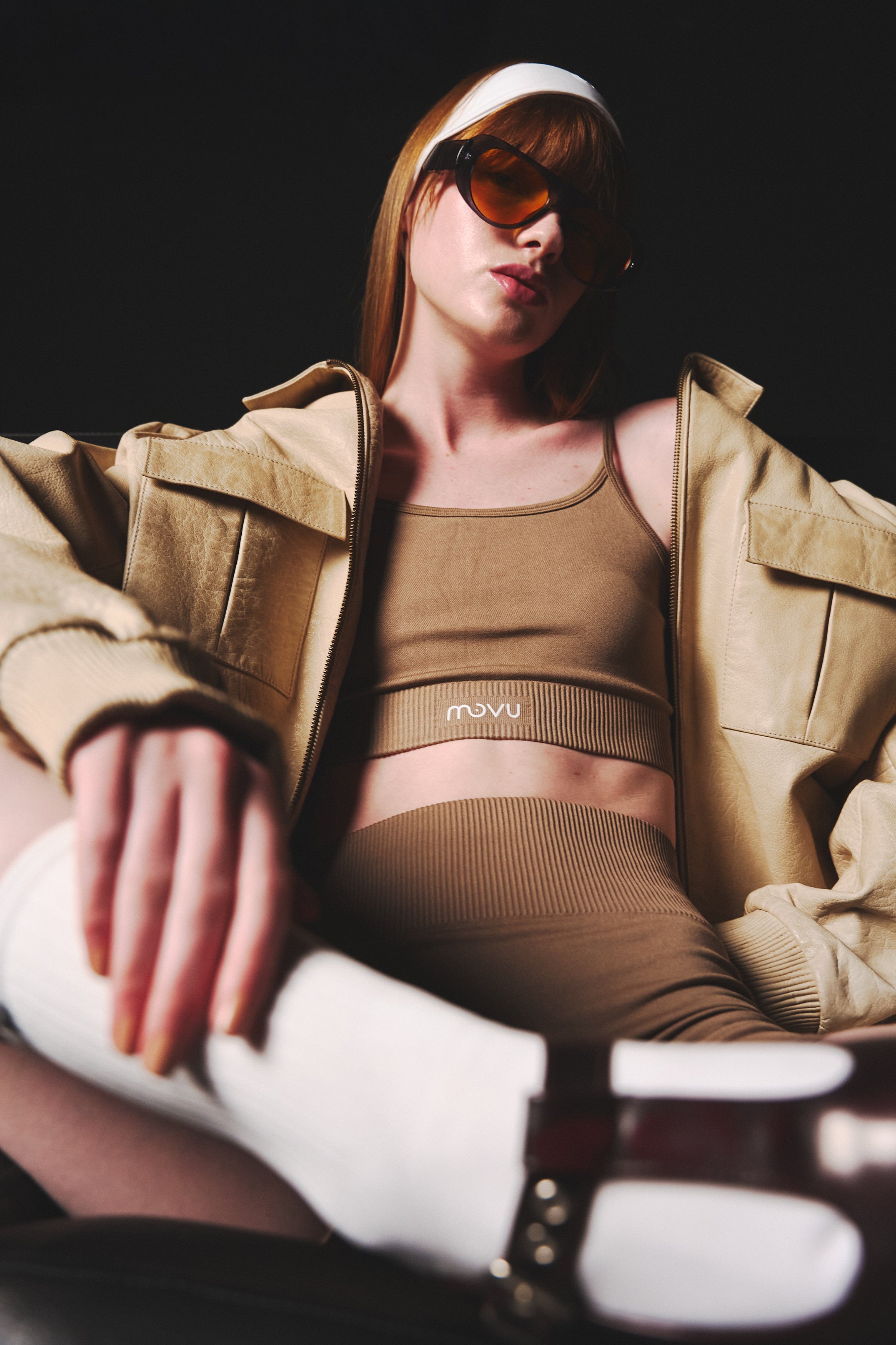 crop top deportivo para mujer en tela seamless en color beige