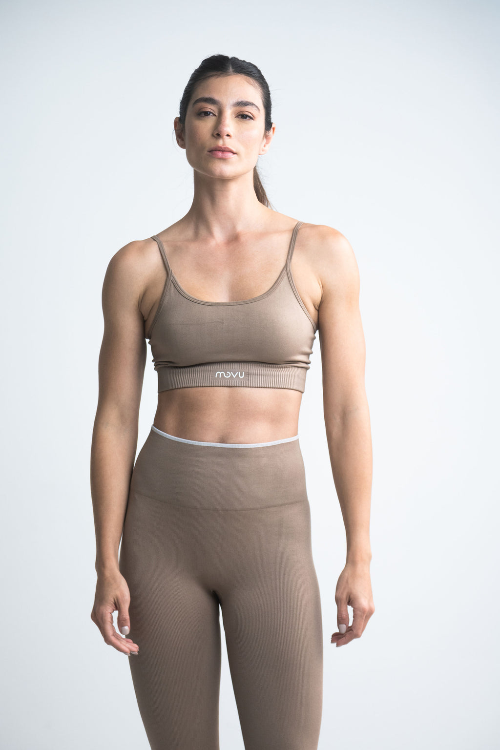crop top deportivo sin mangas para mujer de tela seamless en color beige