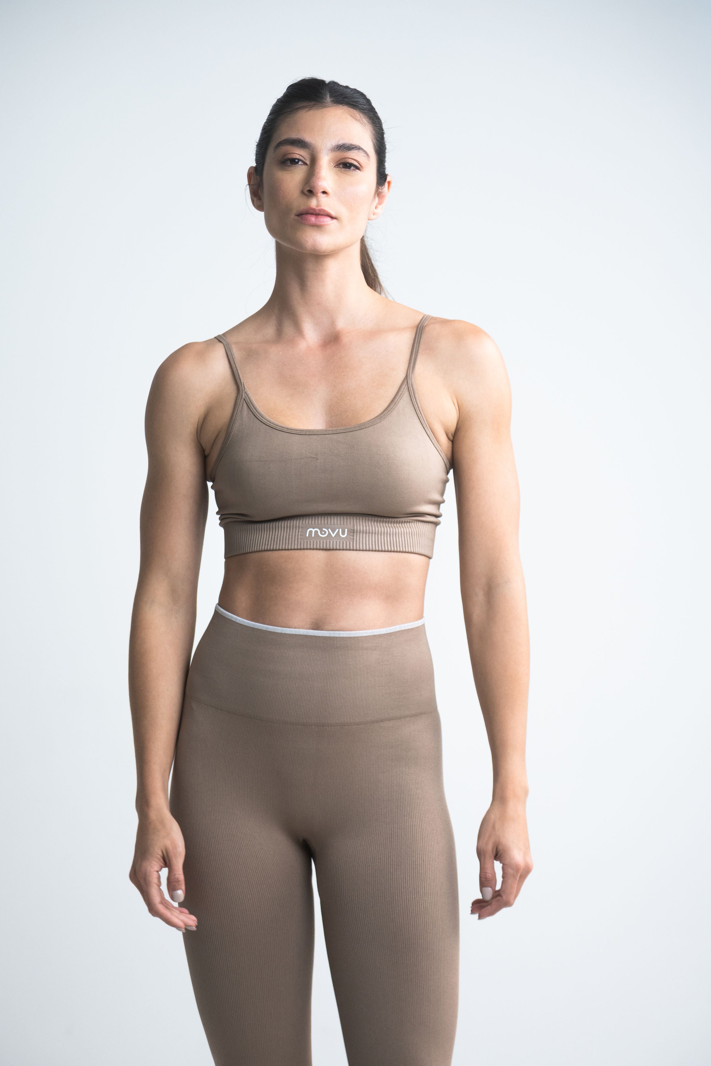 crop top deportivo sin mangas para mujer de tela seamless en color beige