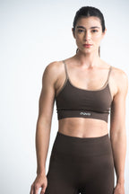 crop top deportivo para mujer de tela seamless en color café