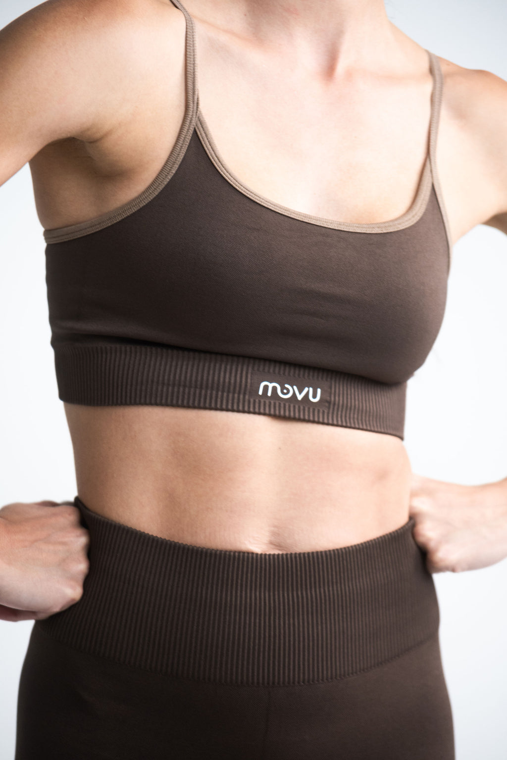 crop top deportivo sin mangas para mujer de tela seamless en color marrón