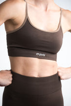 crop top deportivo sin mangas para mujer de tela seamless en color marrón