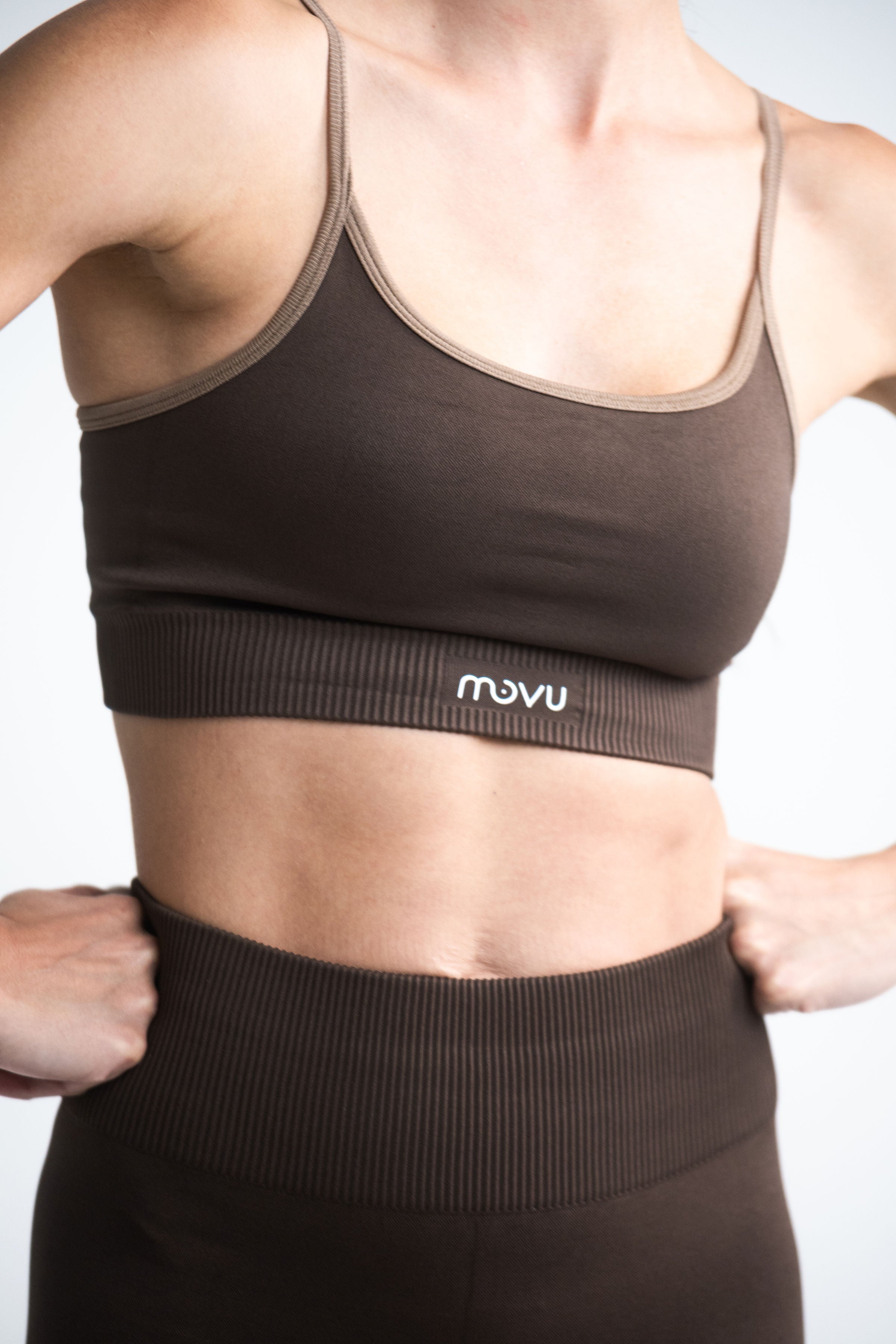 crop top deportivo sin mangas para mujer de tela seamless en color marrón