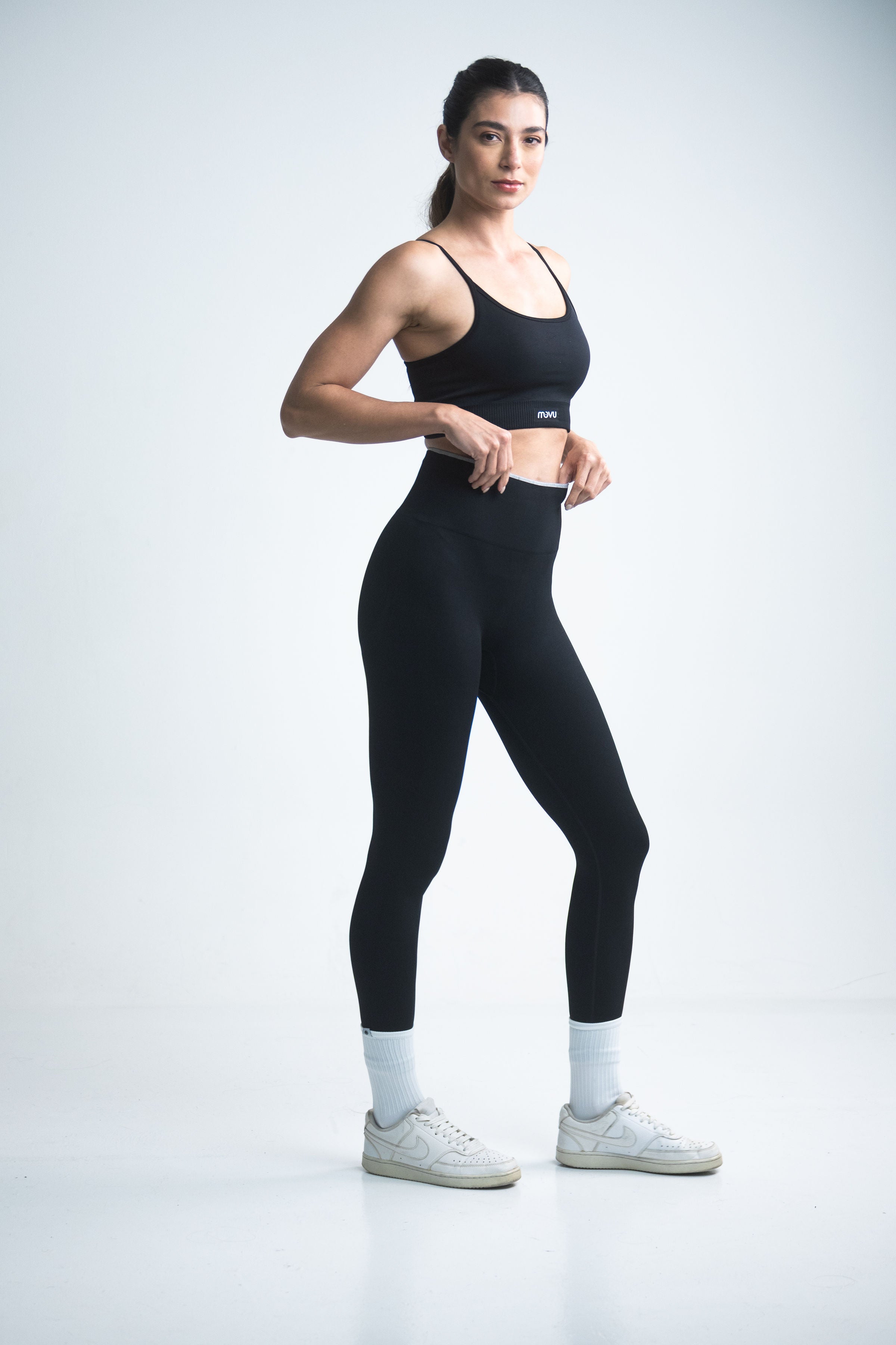 crop top deportivo para mujer en tela seamless en color negro