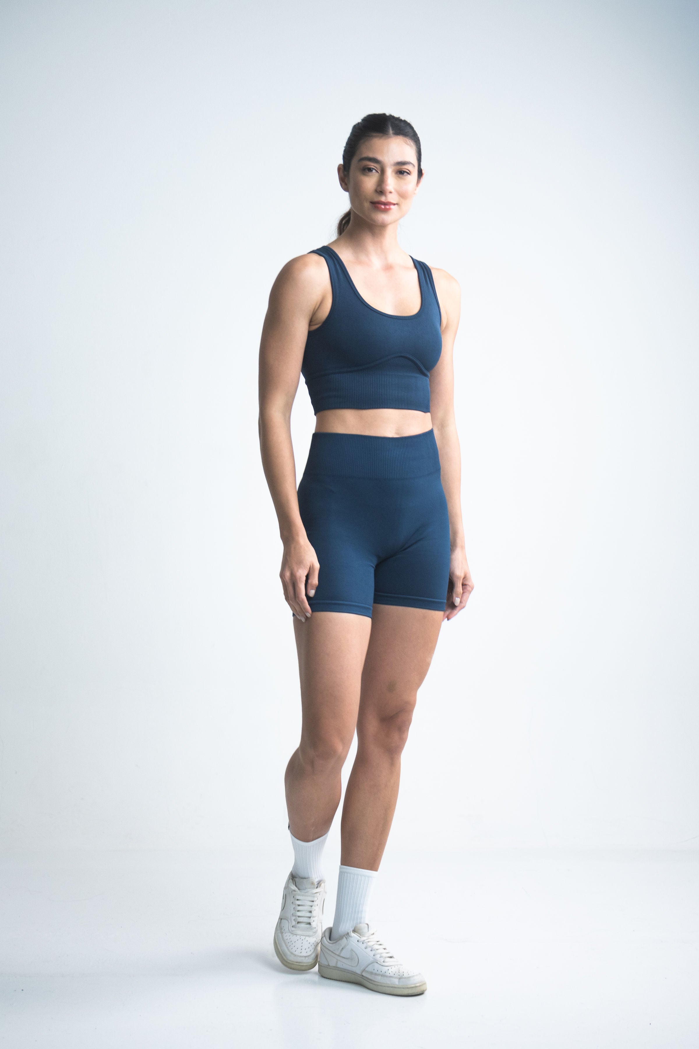 Short deportivo de tiro alto para mujer de tela seamless en color azul oscuro