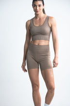 Short deportivo de tiro alto para mujer de tela seamless en color beige