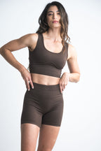 Short deportivo de tiro alto para mujer de tela seamless en color café