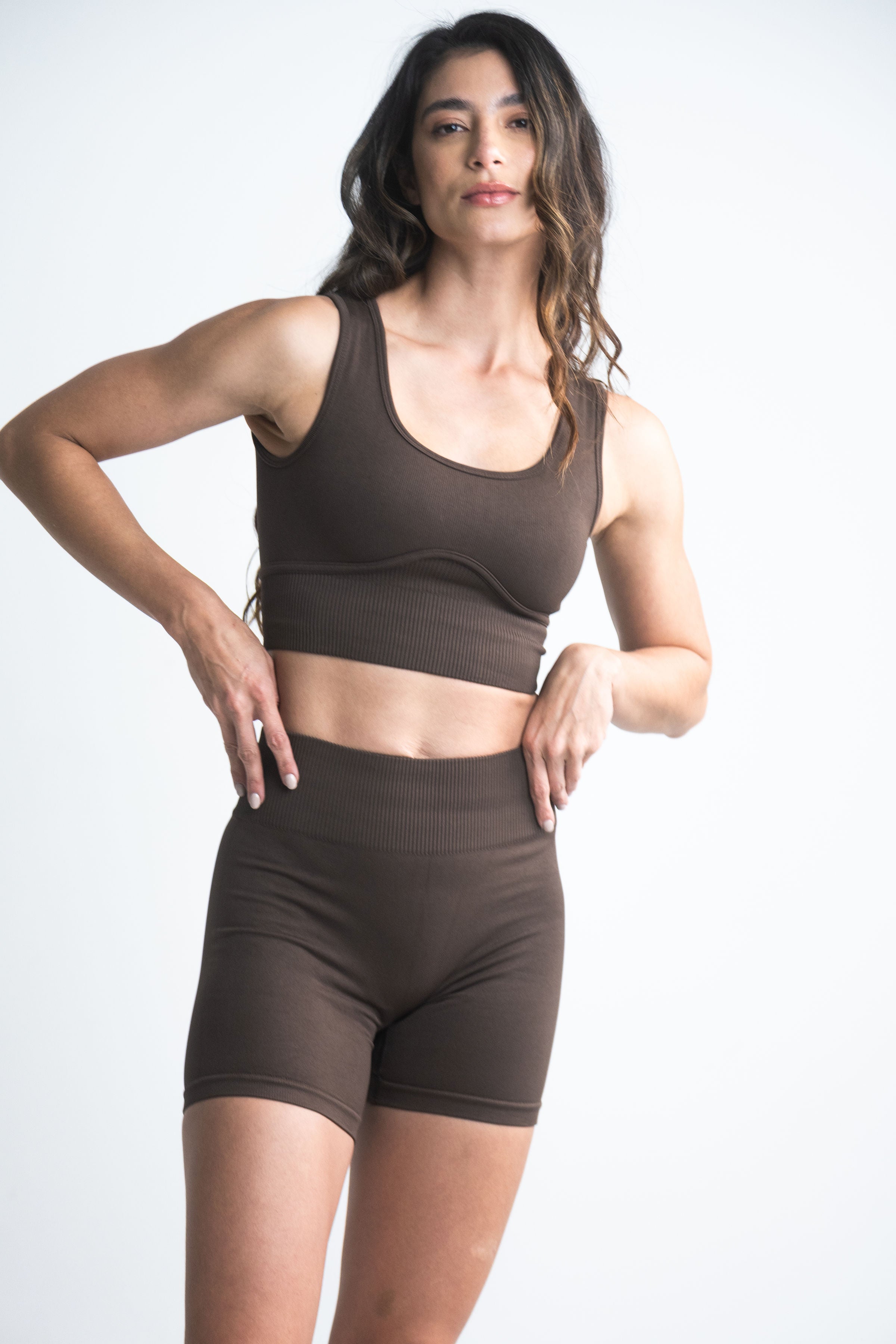 Short deportivo de tiro alto para mujer de tela seamless en color café