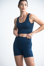 Short deportivo de tiro alto para mujer de tela seamless en color azul oscuro