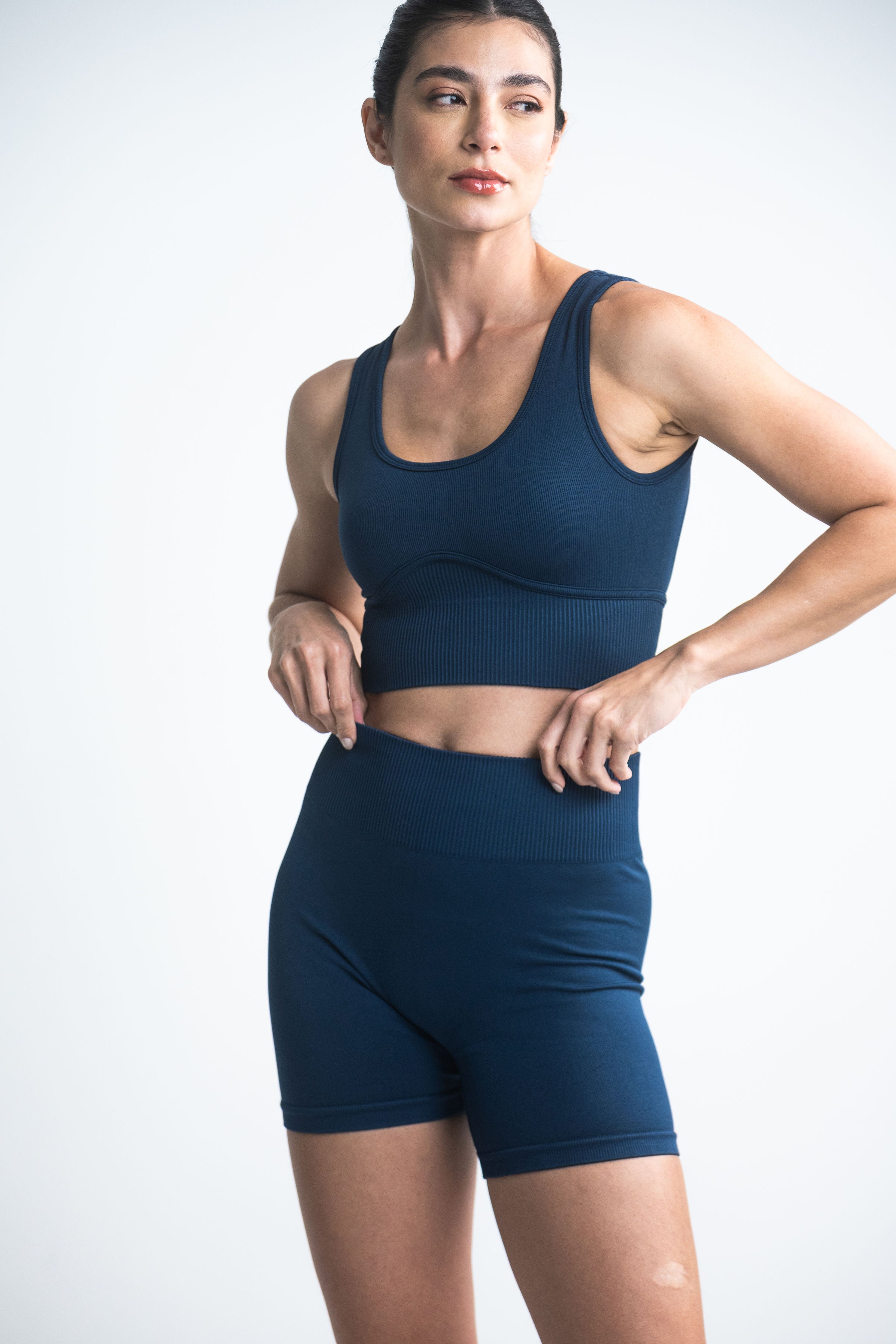 Short deportivo de tiro alto para mujer de tela seamless en color azul oscuro