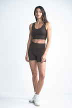 Short deportivo de tiro alto para mujer de tela seamless en color café