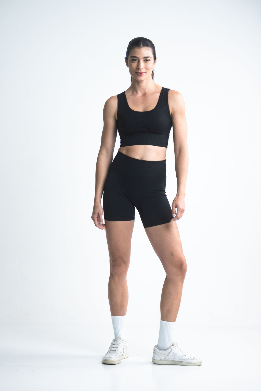 Short deportivo de tiro alto para mujer de tela seamless en color negro