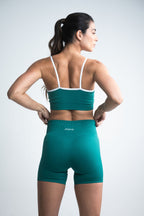 short deportivo de tiro alto para mujer de tela seamless en color verde