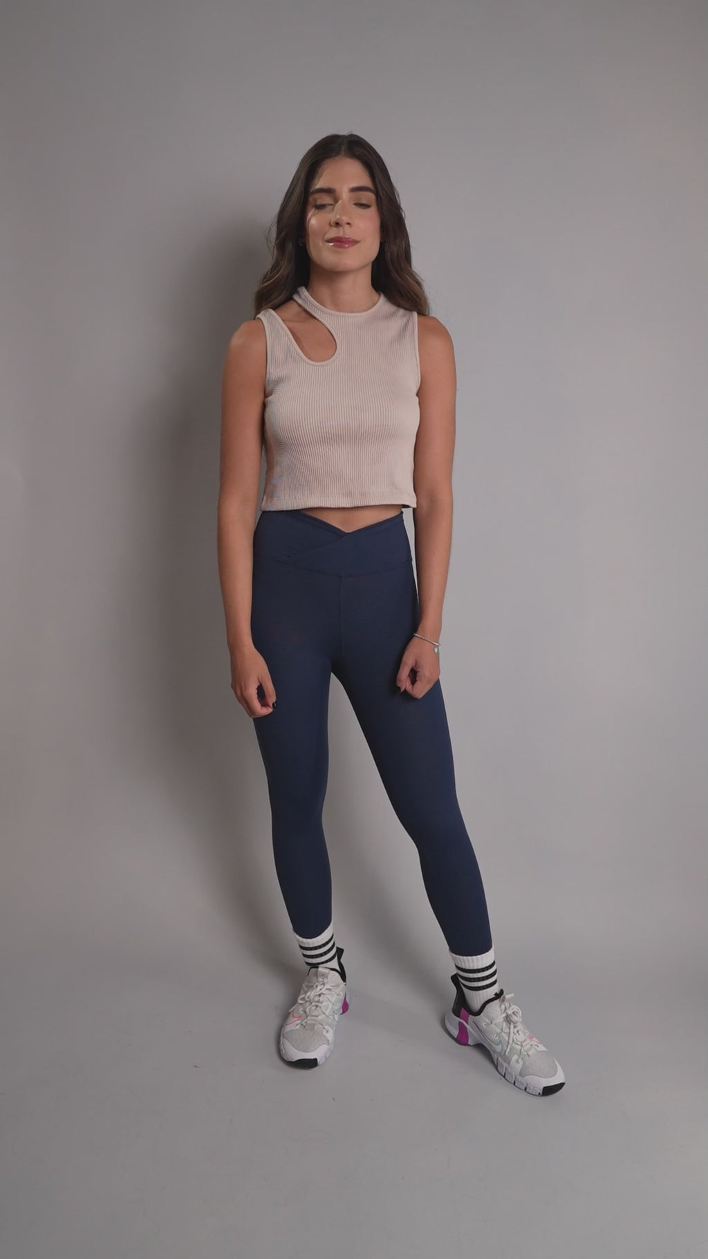 Crop top rib con detalle en hombro